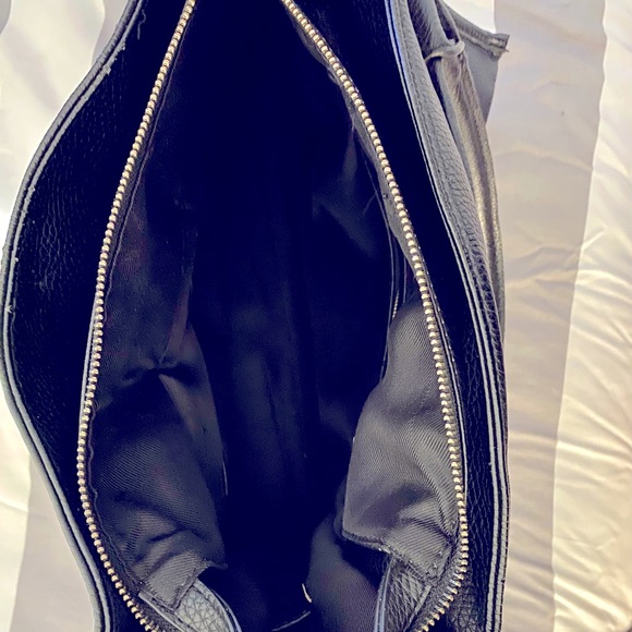 BLACK LEATHER BCBG HANDBAG. GREAT CONDITION! - Picture 3 of 4